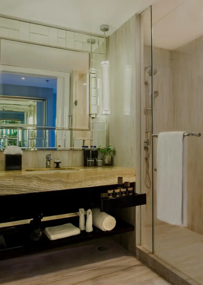 Badezimmer im Hotel Ciputra World Surabaya für Bild-SEO