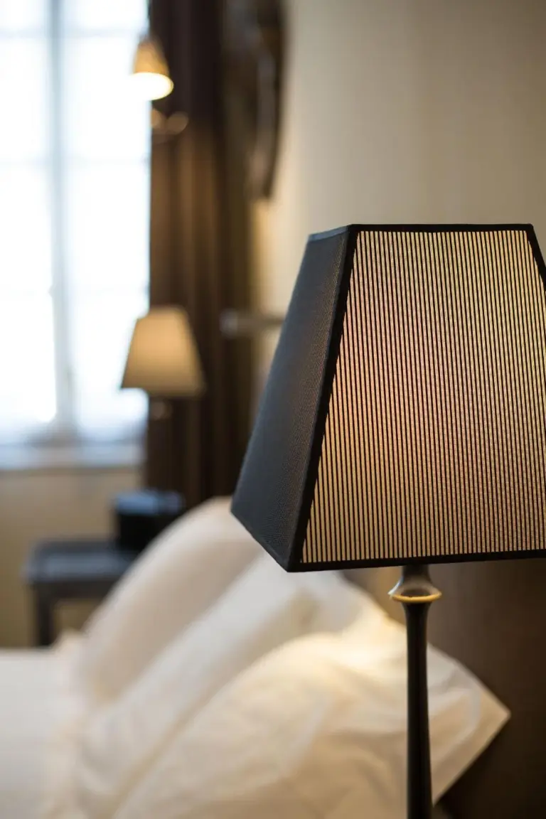 Lampe contemporaine dans la chambre d'Hotel d'Europe