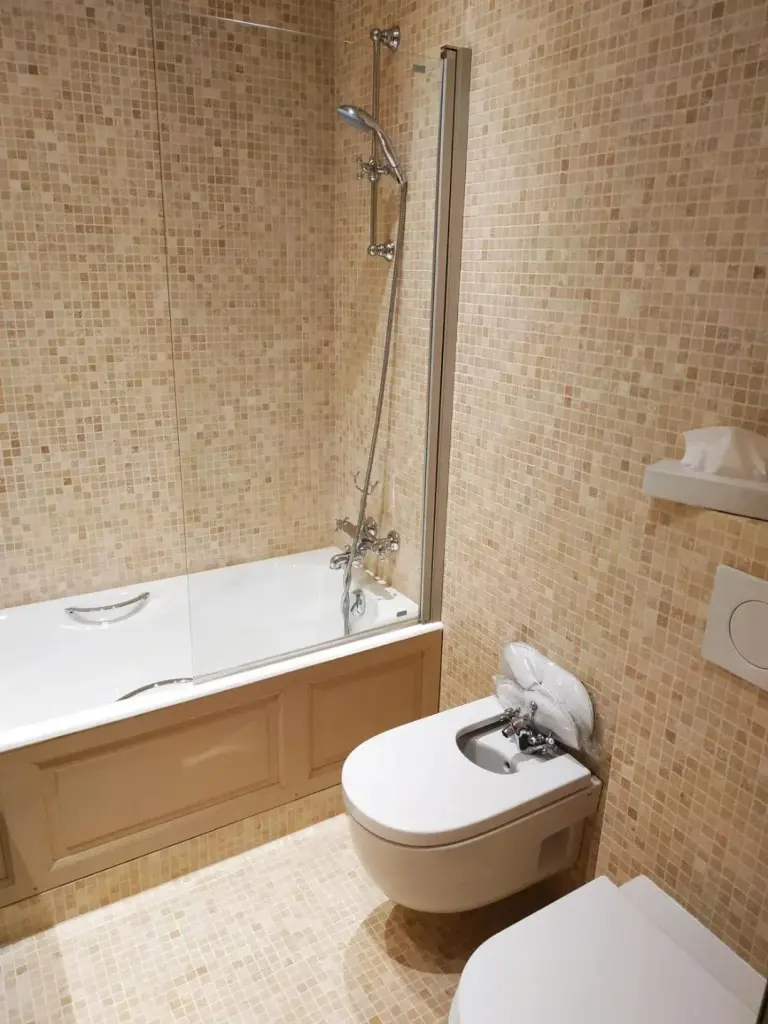 Salle de bain moderne à Hotel d'Europe, Avignon