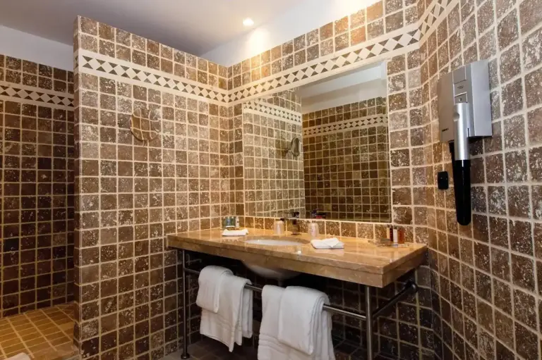 Hôtel de Bourgtheroulde, Autograph Collection – hotel en Rouen, Francia – un dormitorio con una cama grande con almohadas rojas en Hôtel de Bourgtheroulde