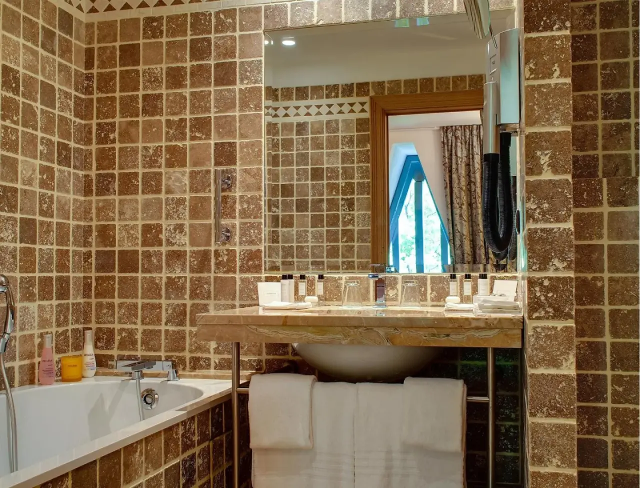 Hôtel de Bourgtheroulde, Autograph Collection – hotel en Rouen, Francia – una habitación de hotel con una cama y un escritorio en Hôtel de Bourgtheroulde