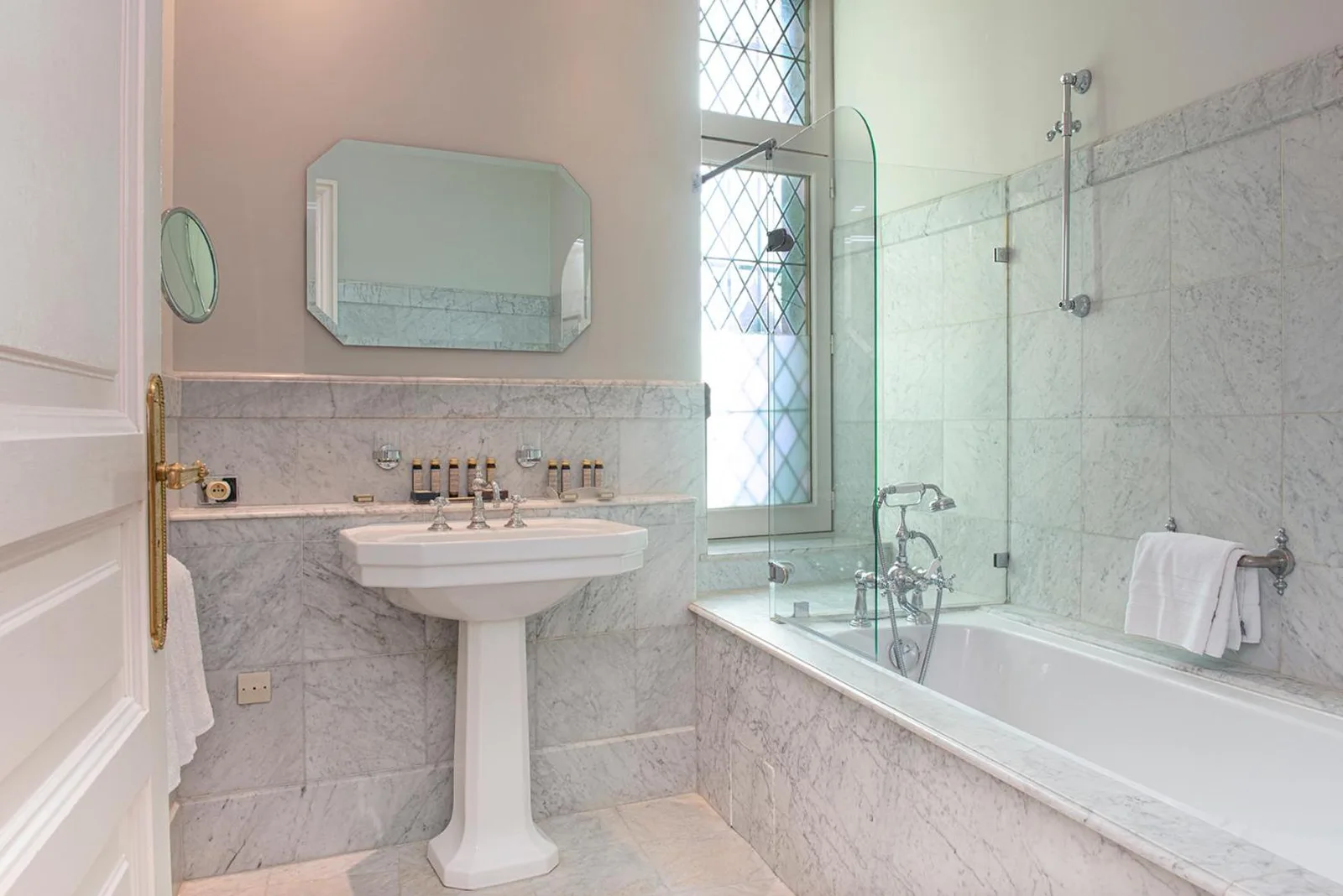 Hotel de la Cité Carcassonne - MGallery Collection – Carcassonne, Francia hotel – un baño con lavabo, una bañera y un espejo en Hotel de la Cité Carcassonne - MGallery Collection en Carcassonne