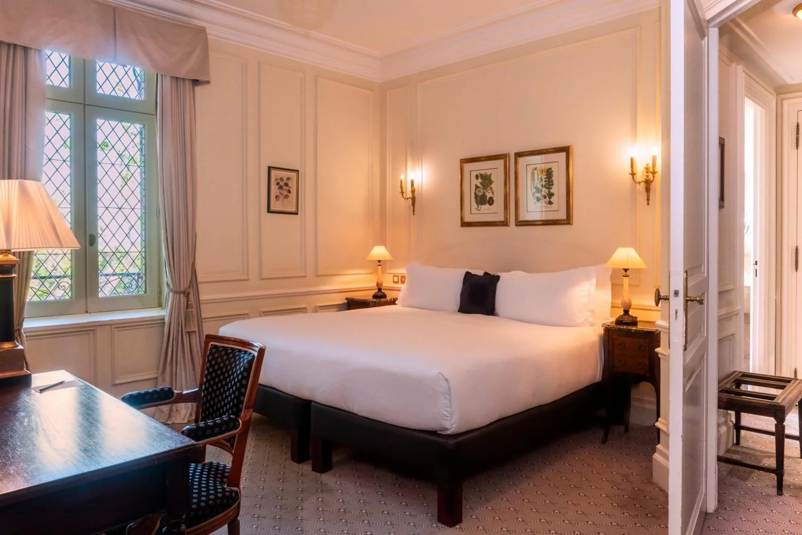 Hotel de la Cité Carcassonne - MGallery Collection – Hotel en Carcassonne, Francia – un dormitorio con una cama blanda grande y un escritorio en Hotel de la Cité Carcassonne - MGallery Collection en Carcassonne