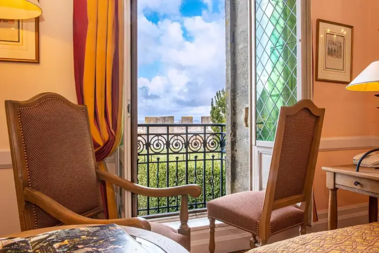 Hotel de la Cité Carcassonne - MGallery Collection – hotel en Carcassonne, Francia – una habitación con ventana y vista a un balcón en el Hotel de la Cité Carcassonne - MGallery Collection en Carcassonne