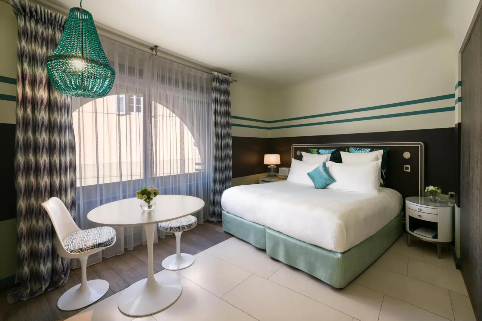 Komfortables Zimmer im Hôtel de Paris Saint-Tropez mit heller Dekoration