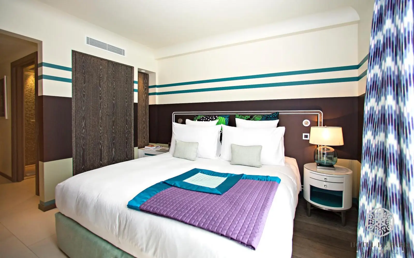 Gemütliches Schlafzimmer im Hôtel de Paris Saint-Tropez mit bequemer Bettwäsche