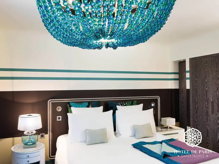 Innenansicht des Deluxe Zimmers im Hôtel de Paris Saint-Tropez mit einzigartiger Dekoration