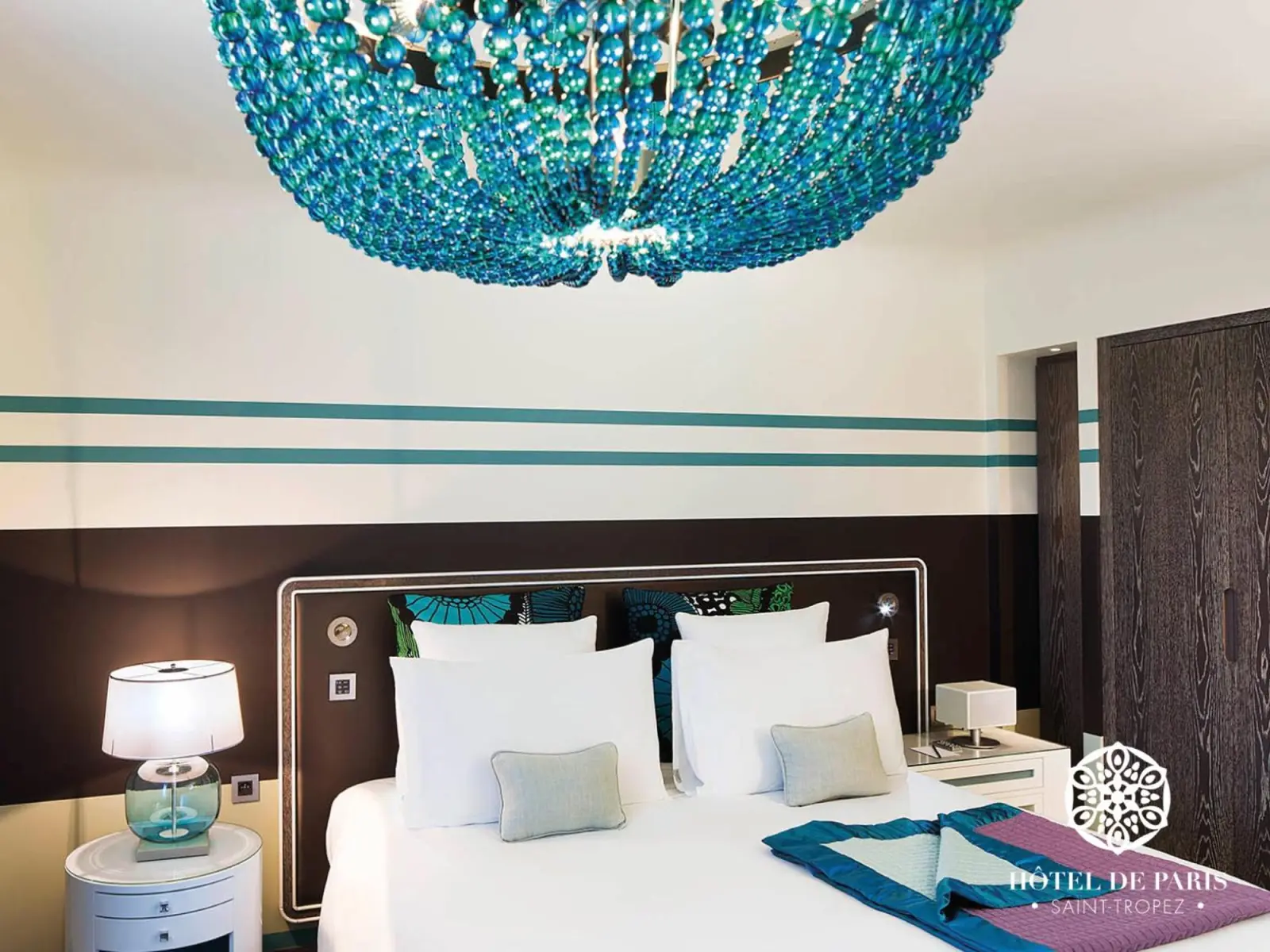 Innenansicht des Deluxe Zimmers im Hôtel de Paris Saint-Tropez mit einzigartiger Dekoration