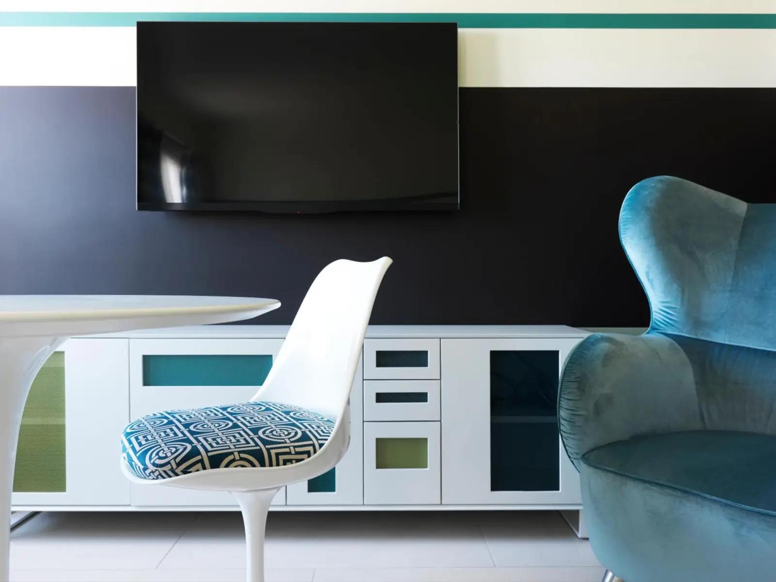 Moderner Wohnbereich mit TV im Hôtel de Paris Saint-Tropez