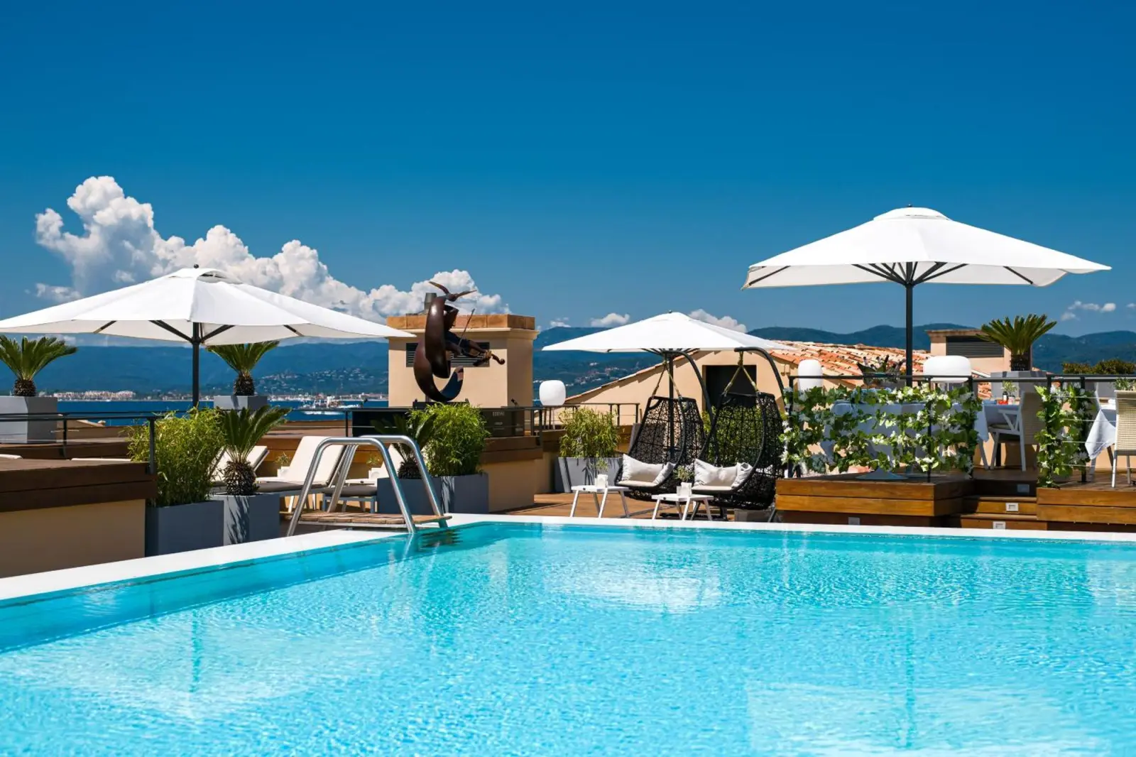 Dachpool im Hôtel de Paris Saint-Tropez mit Sonnenliegen und Sonnenschirmen