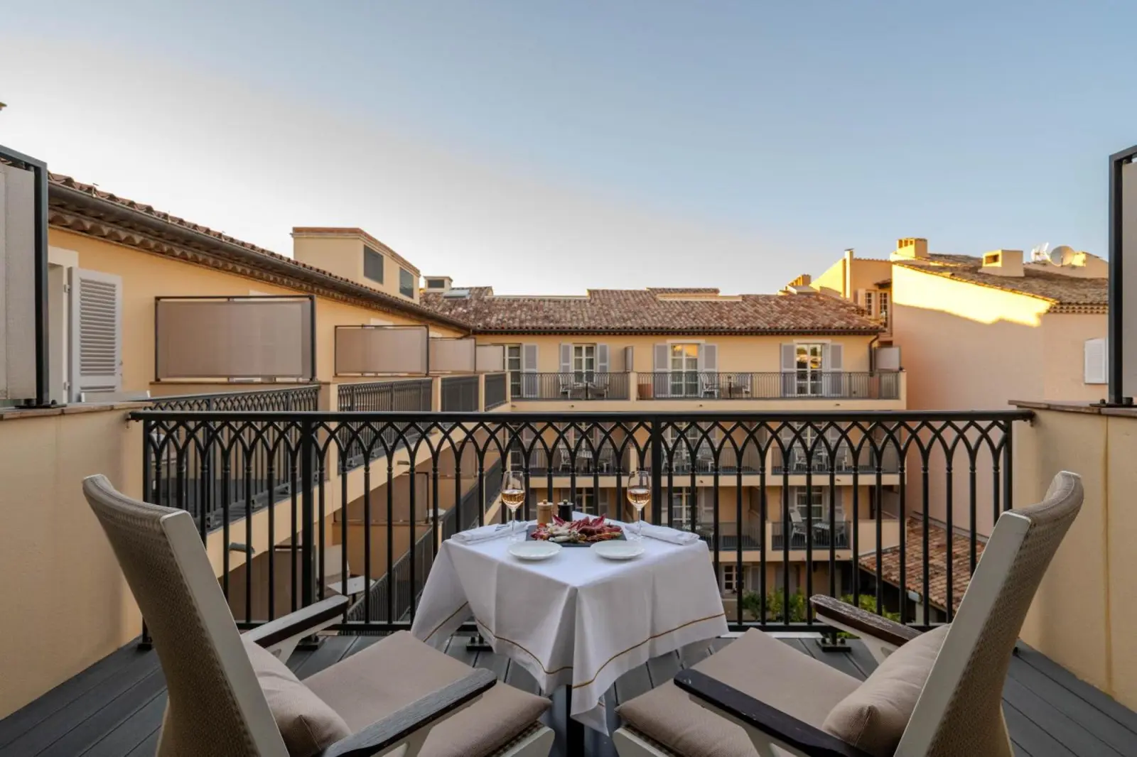Ruhiger Balkonblick im Hôtel de Paris Saint-Tropez mit Sitzbereich