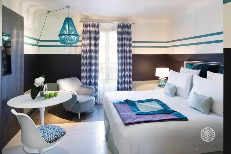 Stylisches Zimmer im Hôtel de Paris Saint-Tropez mit einladender Atmosphäre