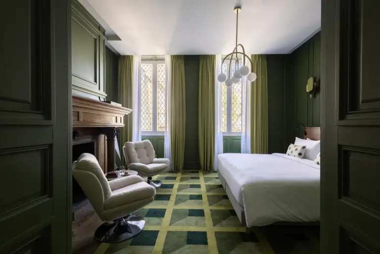 Green themed bedroom at Hotel des Quinconces Bordeaux Centre