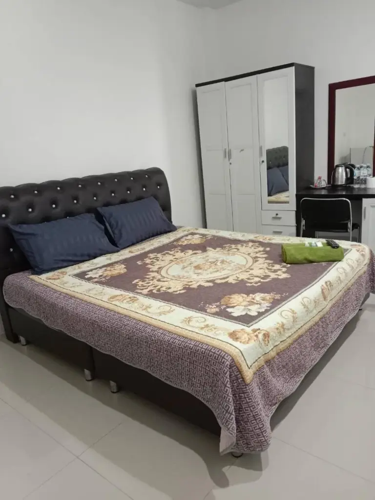 Doppelzimmer im Boonsuk Mansion in Ubon Ratchathani mit gepolstertem Kopfteil und Zimmereinrichtung