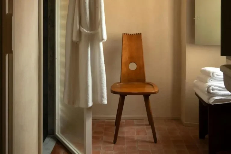 Bathroom corner with a chair at Hôtel du Couvent, a Luxury Collection Hotel in Nice