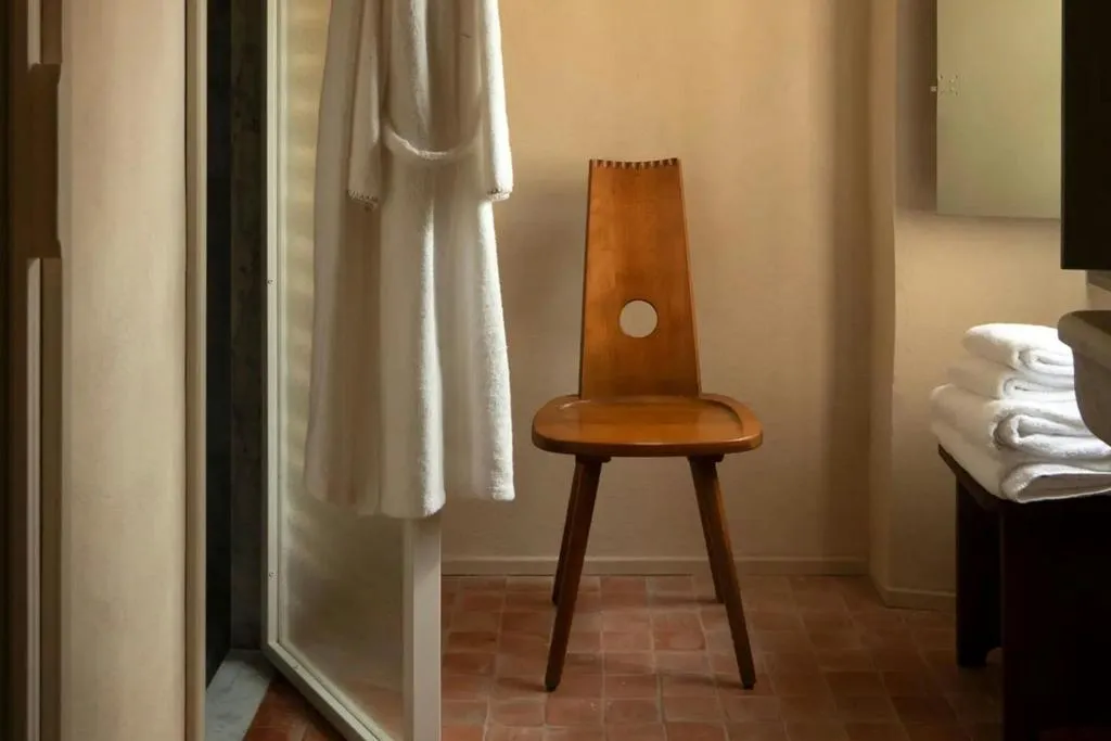 Bathroom corner with a chair at Hôtel du Couvent, a Luxury Collection Hotel in Nice