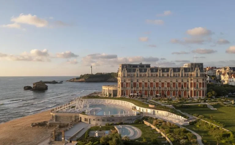 Hôtel du Palais Biarritz, in The Unbound Collection by Hyatt – Biarritz, Frankreich Hotel – ein Blick auf ein Gebäude neben dem Wasser im Hôtel du Palais Biarritz