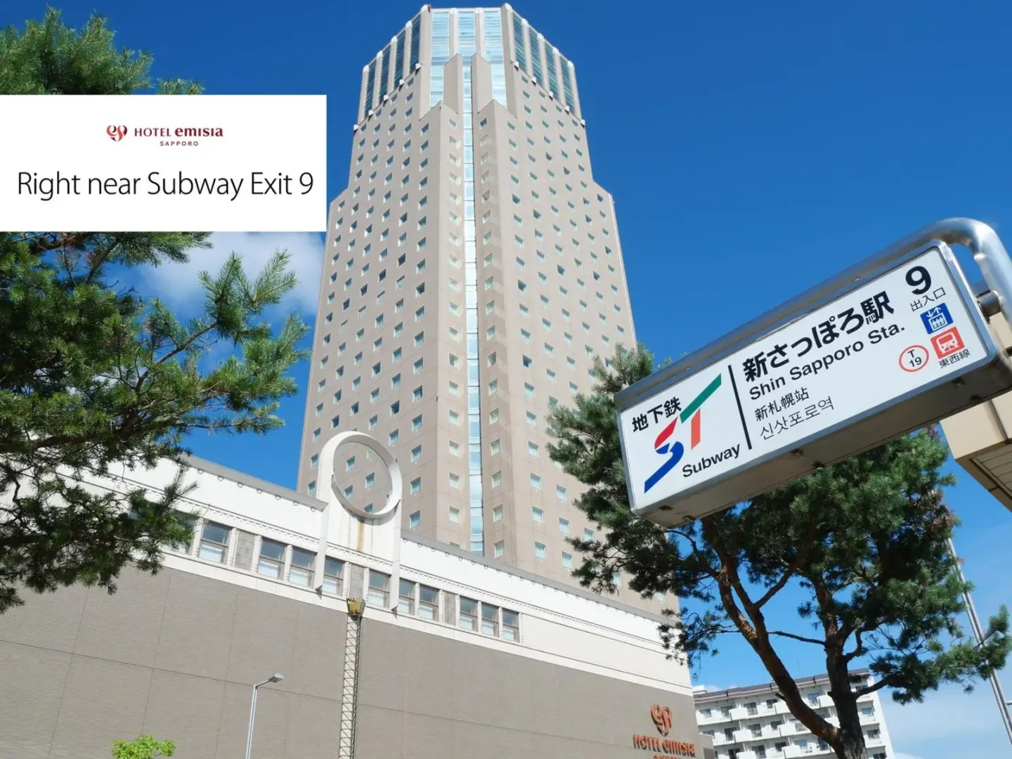 Hotel Emisia Sapporo – Hotel in Sapporo, Japan – ein Schild vor einem hohen Gebäude im Hotel Emisia Sapporo in Sapporo