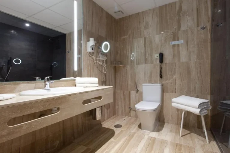 Baño elegante en el Hotel Europa en Madrid