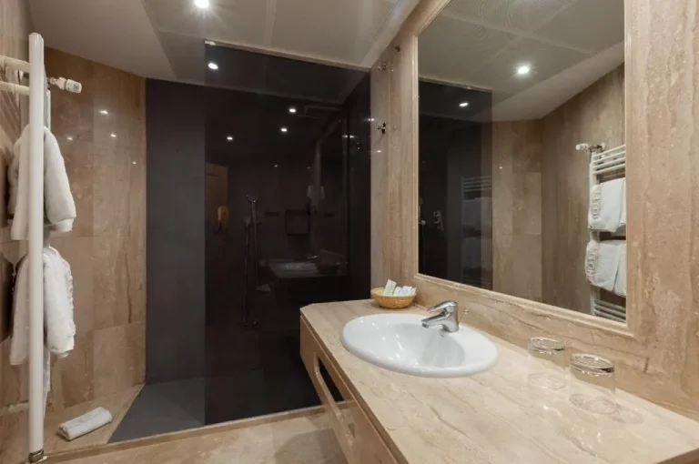 Elegantes instalaciones del baño en el Hotel Europa en Madrid
