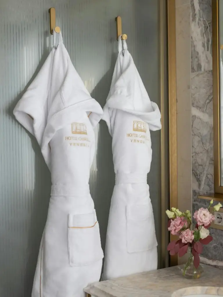 Peignoirs accrochés dans une salle de bain au Hotel Gabrielli Venezia - Starhotels Collezione