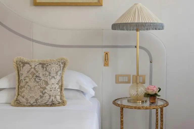 Gros plan du décor de chevet dans une chambre de l'Hôtel Gabrielli Venezia - Starhotels Collezione