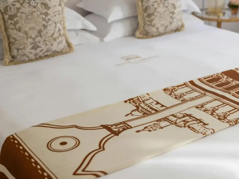 Détail du linge de lit avec design à l'Hôtel Gabrielli Venezia - Starhotels Collezione
