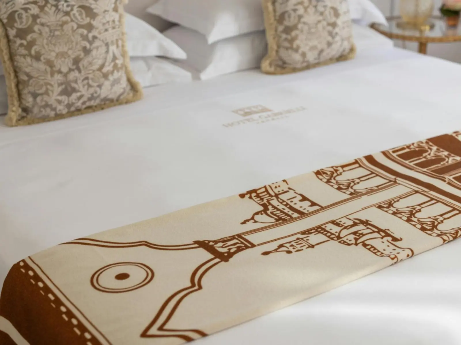 Détail du linge de lit avec design à l'Hôtel Gabrielli Venezia - Starhotels Collezione