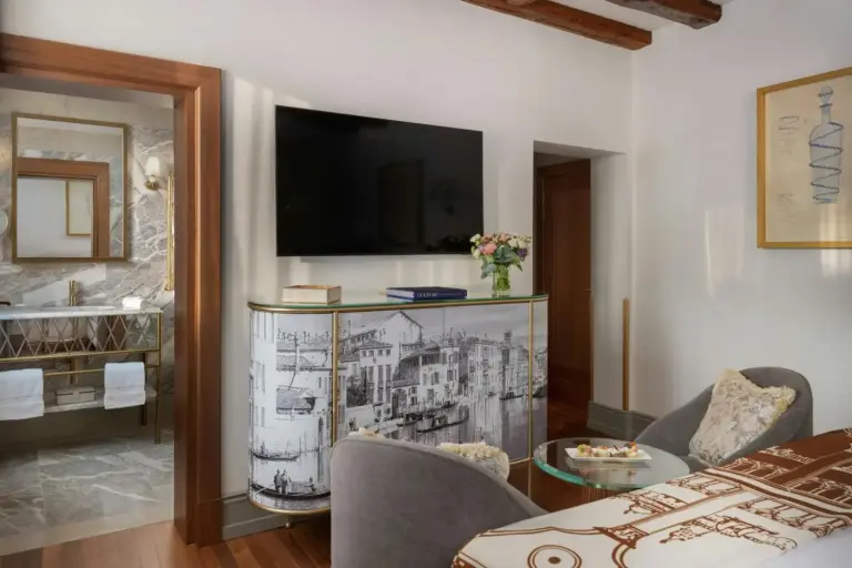 Chambre d'hôte avec vue sur la salle de bain à l'Hotel Gabrielli Venezia - Starhotels Collezione