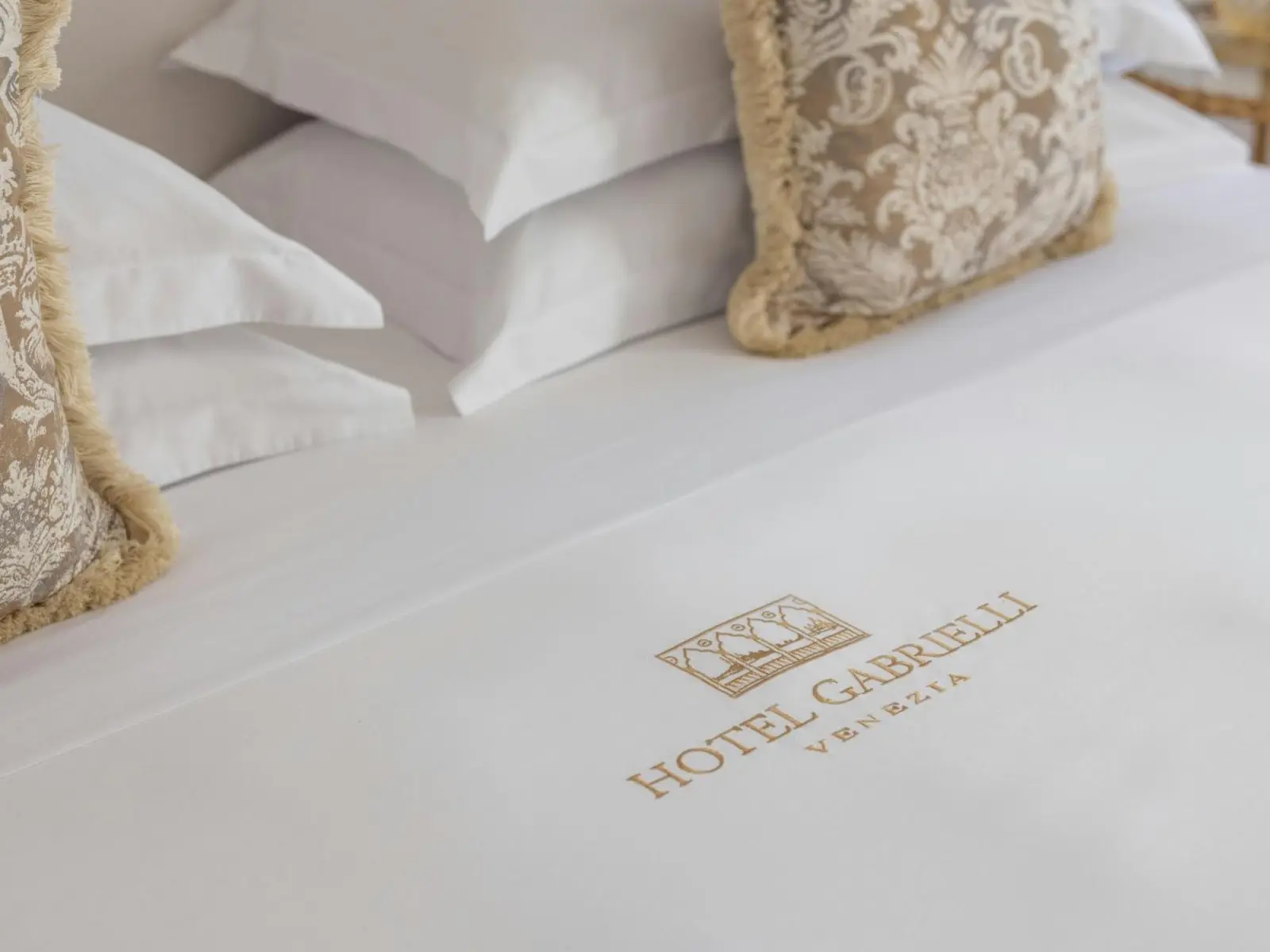 Literie avec le logo de l'Hotel Gabrielli au Hotel Gabrielli Venezia - Starhotels Collezione