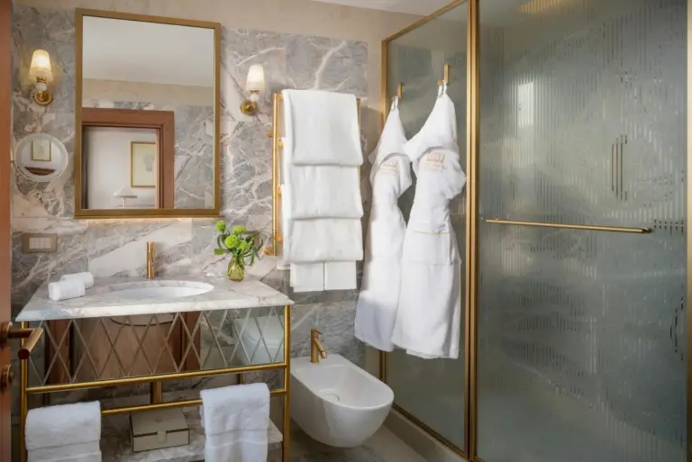 Salle de bain élégante à l'Hôtel Gabrielli Venezia - Starhotels Collezione