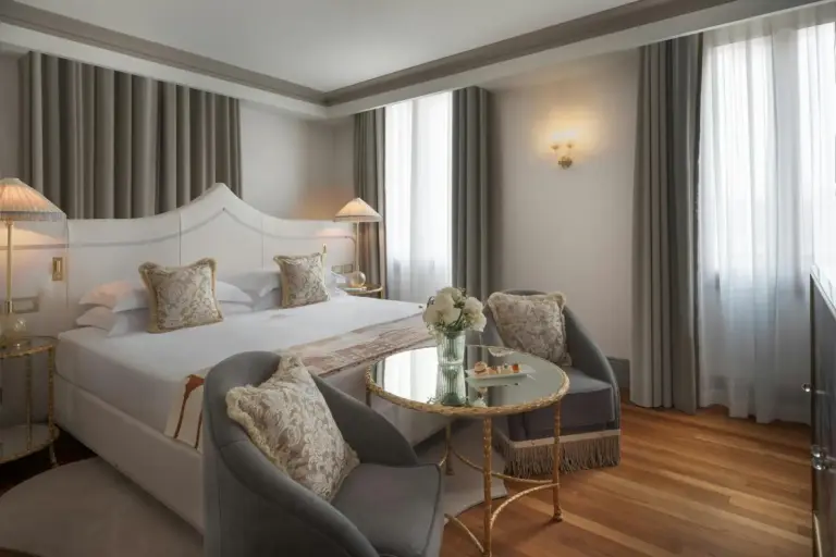 Une autre vue d'une suite d'invités élégante à l'Hôtel Gabrielli Venezia - Starhotels Collezione