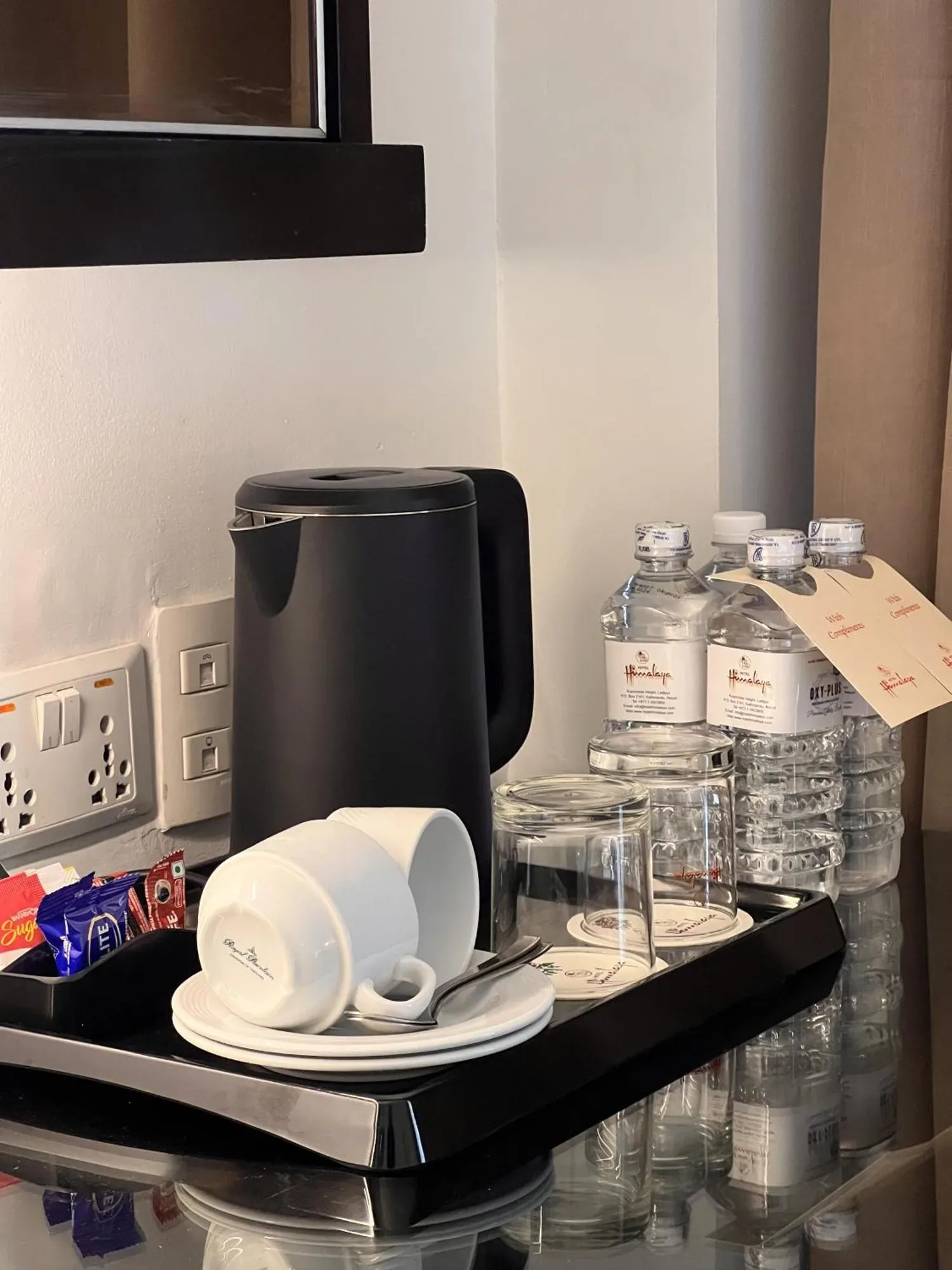 Coin thé et café dans la chambre à Hotel Himalaya Kathmandu avec bouilloire, tasses et eau en bouteille.