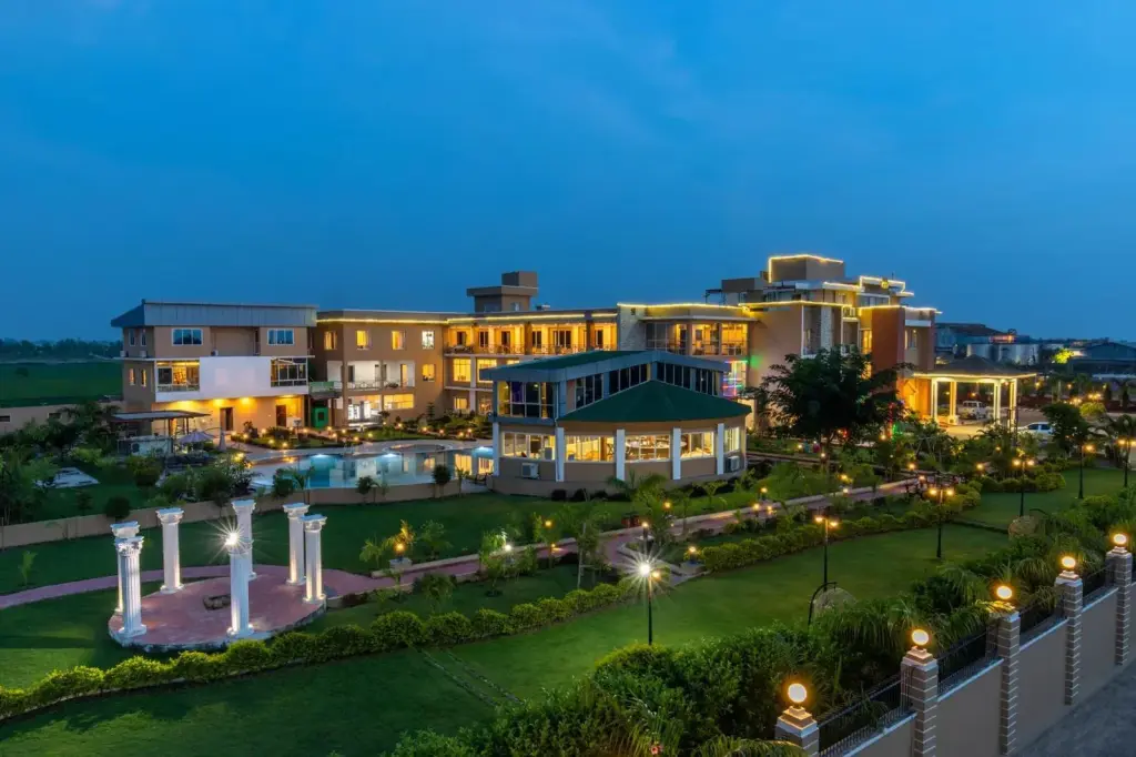 Vue extérieure de Hotel Ichchha au crépuscule