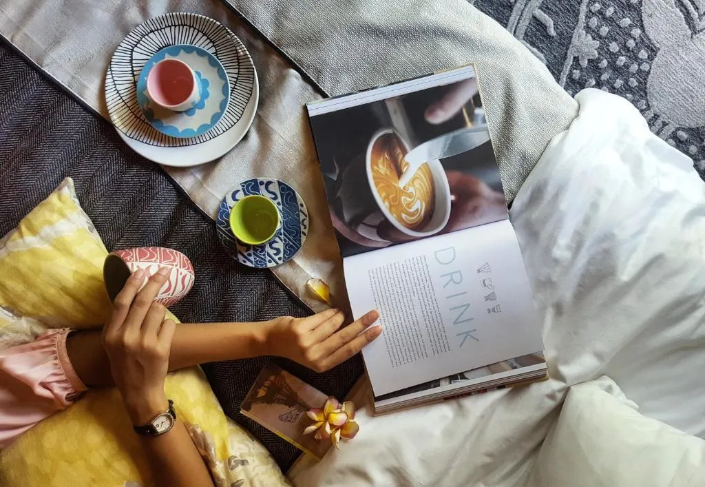 Profiter d'un café et lire un livre à l'Hôtel Indigo Bali Seminyak Beach
