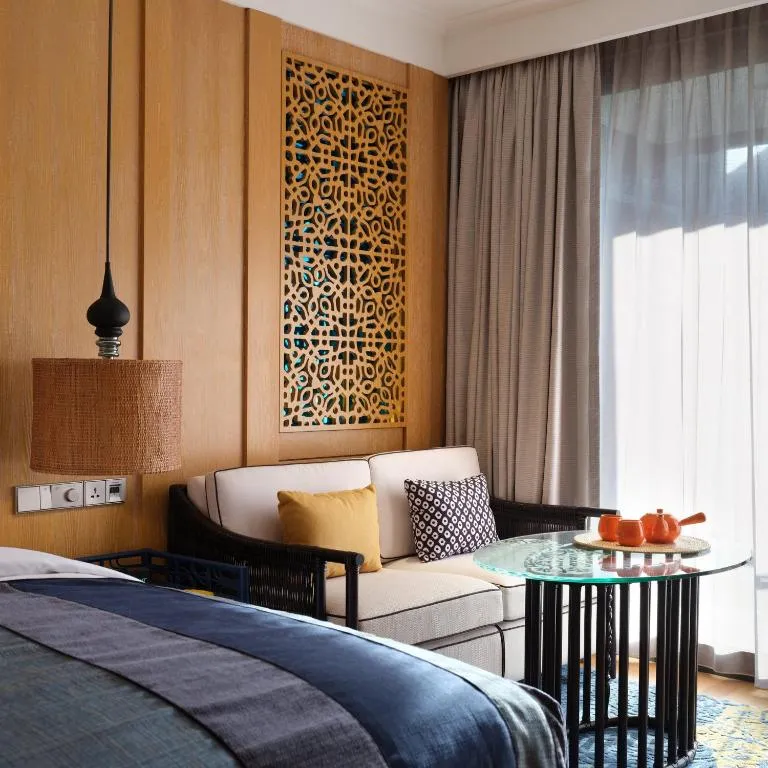 Espace salon charmant dans la chambre à l'Hôtel Indigo Bali Seminyak Beach