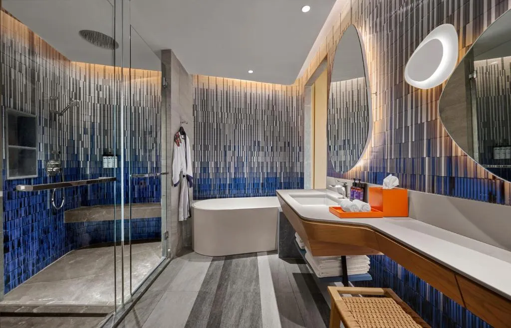 Eleganter Badezimmerbereich im Hotel Indigo Bandung Dago Pakar mit Designelementen