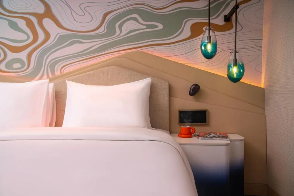 Elegante Bettausstattung im Hotel Indigo Bandung Dago Pakar