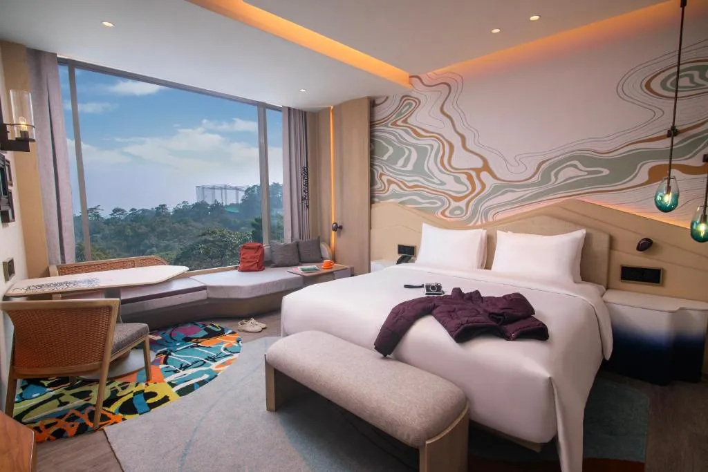 Geräumiges Deluxe Zimmer im Hotel Indigo Bandung Dago Pakar mit Berglandschaft