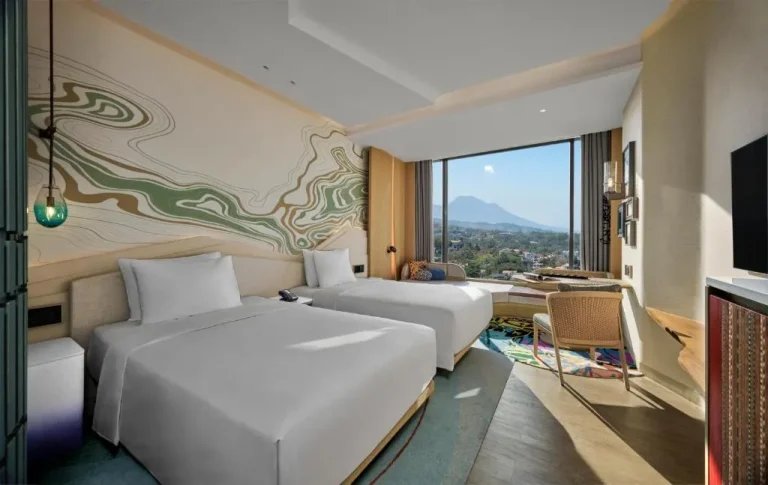 Stilvolles Zweibettzimmer im Hotel Indigo Bandung Dago Pakar mit Bergblick
