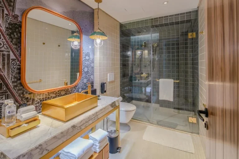 Salle de bain élégante au Hotel Indigo Bangkok Wireless Road