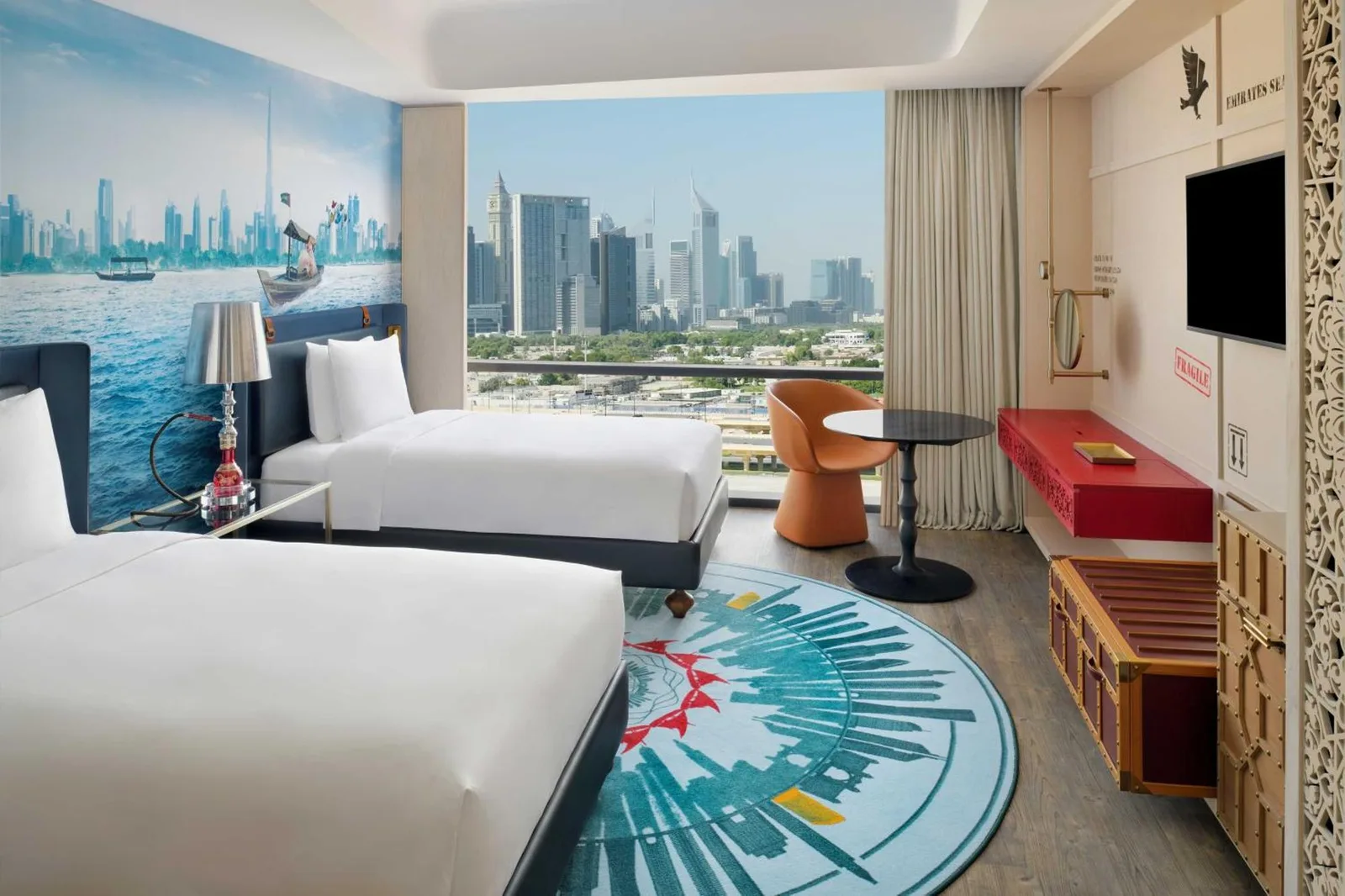 Chambre twin à Hotel Indigo Dubai Downtown by IHG à Dubai avec vue sur la skyline et décoration contemporaine colorée