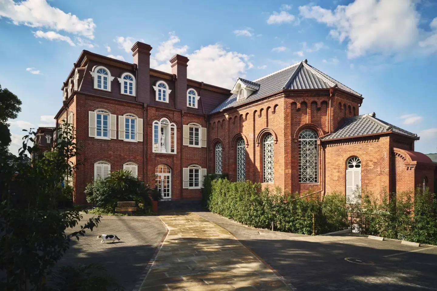 Außenansicht des Hotel Indigo Nagasaki Glover Street mit seiner historischen Architektur.
