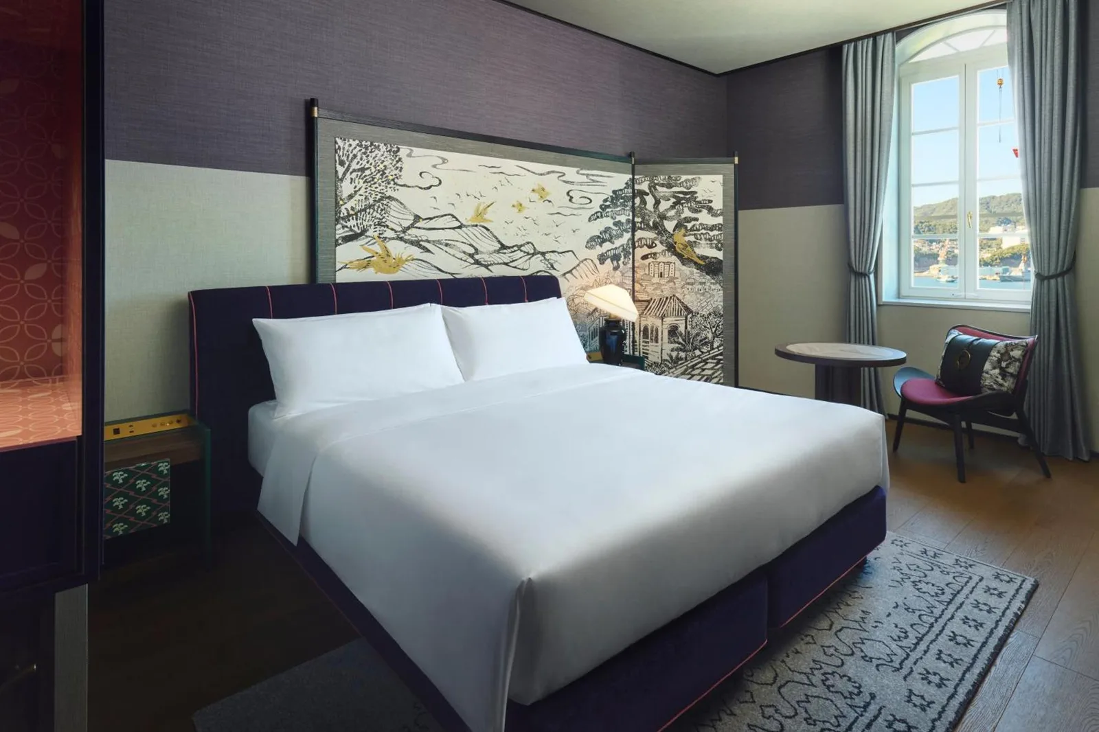 Stilvolles King-Zimmer im Hotel Indigo Nagasaki Glover Street mit modernem Dekor.