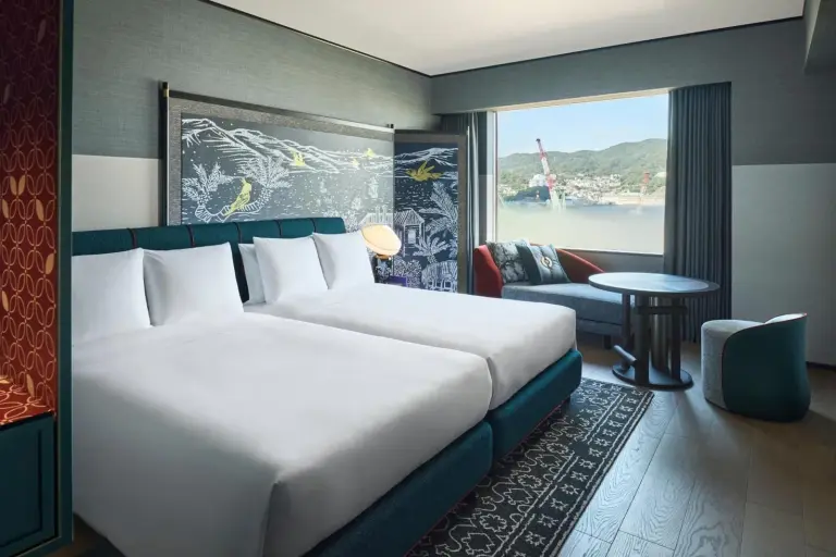 Geräumiges Twin-Schlafzimmer im Hotel Indigo Nagasaki Glover Street.