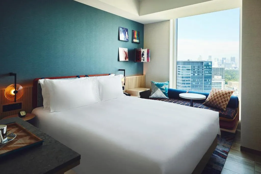 Cama elegante en la habitación del Hotel Indigo Tokio Shibuya de IHG