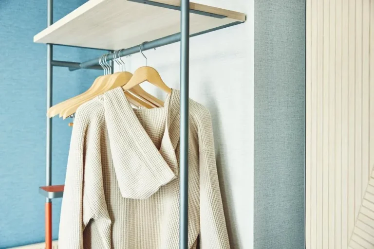 Ropa colgada en el armario de la habitación de huésped en Hotel Indigo Tokyo Shibuya de IHG