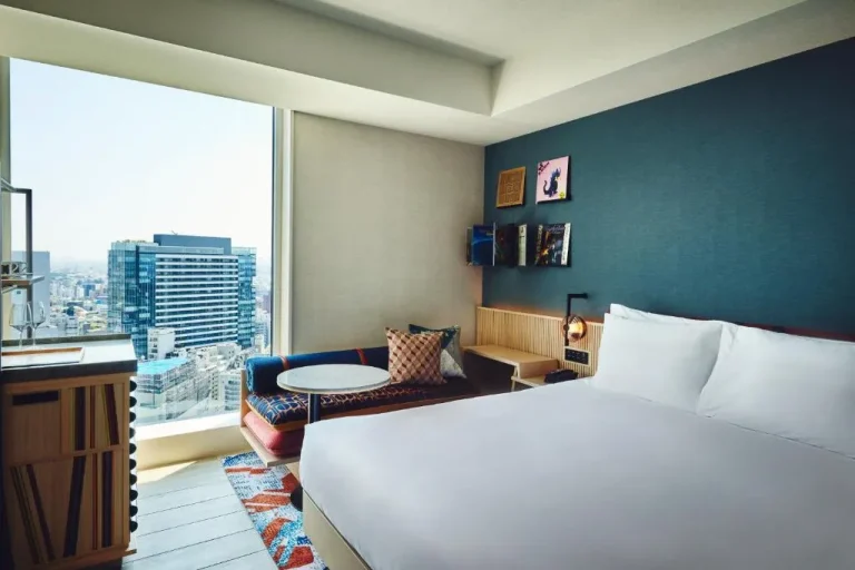 Habitación de huéspedes con vista a la ciudad en Hotel Indigo Tokyo Shibuya by IHG