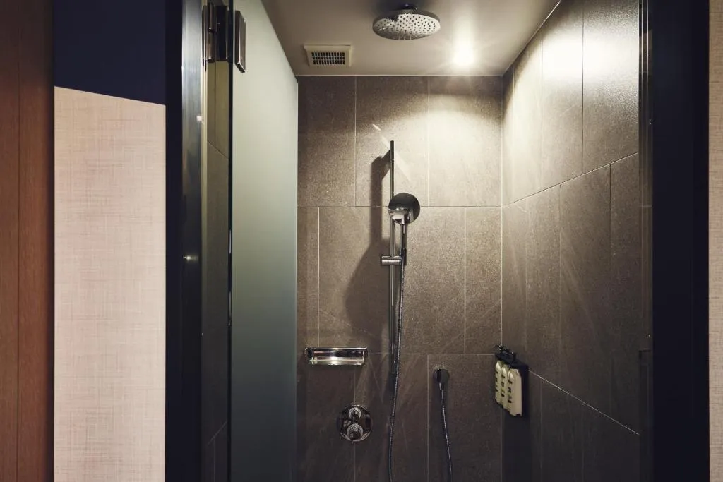 Área de ducha en el baño del Hotel Indigo Tokyo Shibuya de IHG
