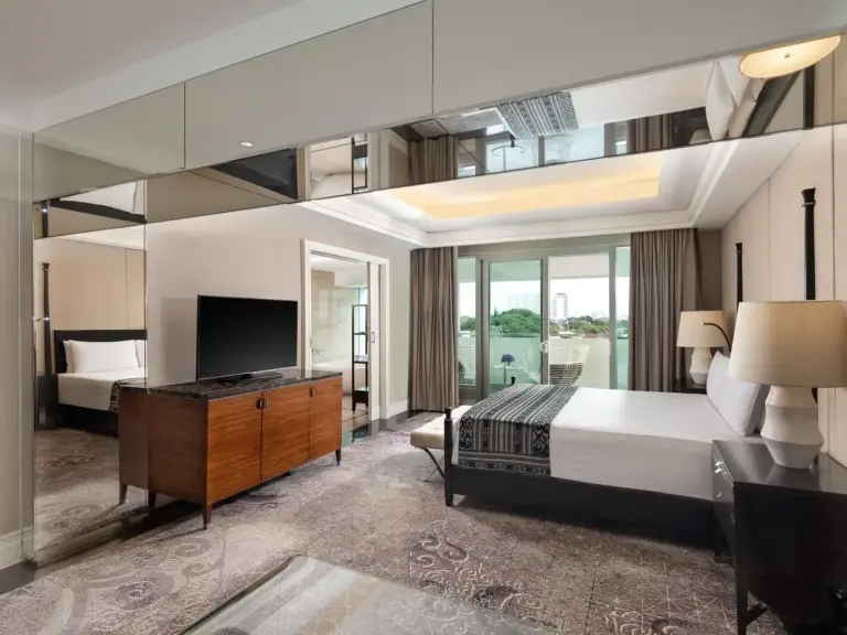Overview of a guest room in Hotel Indonesia Kempinski Jakarta with balcony
